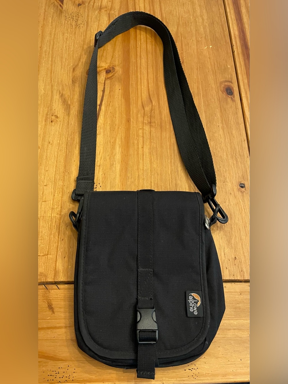 Vintage Lowe Alpine small bag. Very Good condition.4 compartments fasteners work